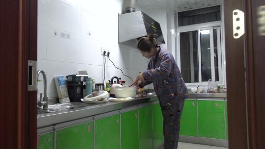家庭妇女在厨房做饭3