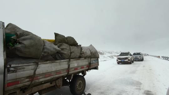 西藏旅游317国道车窗外冰雪路面装防滑链
