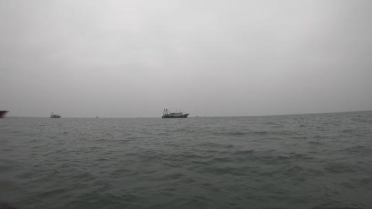4kl1广东雷州渔船出海航行远近景视频素材模板下载