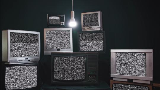 带蓝黑墙房间的带色度键屏的9组老式电视视频素材模板下载