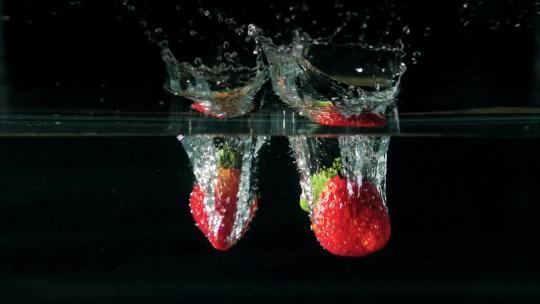 高清拍摄草莓落入水中慢动作