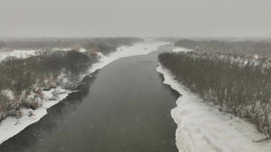 大兴安岭不冻河春天开河风雪交加