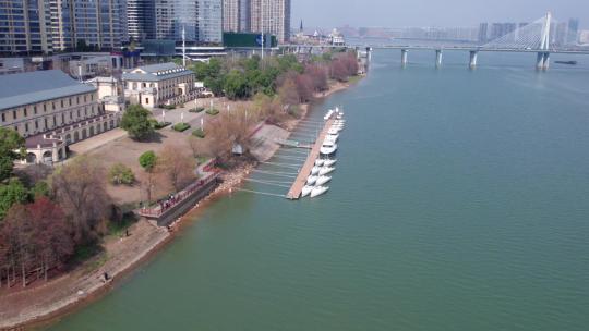 4K长沙湘江两岸游艇停泊码头航拍空镜