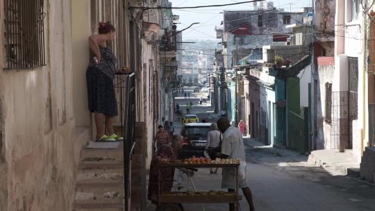 古巴哈瓦那买水果街道地拍