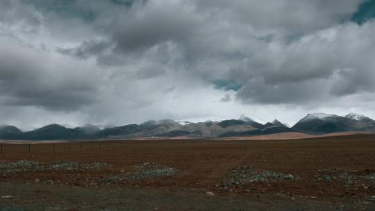 西藏旅游风光云雾笼罩冈底斯山