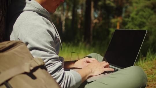 男人使用笔记本电脑远程工作视频素材模板下载