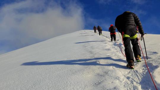 四川甘孜攀登那玛峰雪山的户外运动爱好者