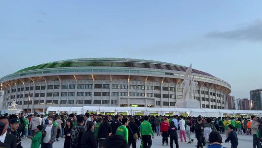 北京新工人体育场球迷观赛