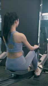 穿运动内衣在健身房锻炼的年轻女性
