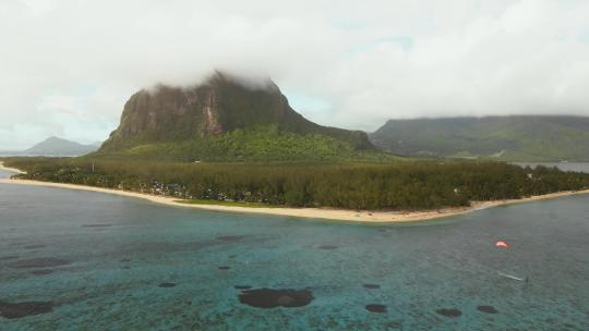 FPV无人机航拍毛里求斯海鸟在海岛上空飞过
