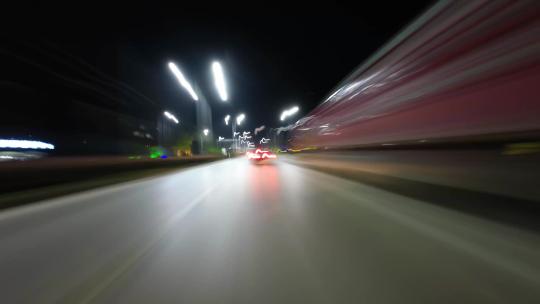 晚上汽车穿梭在城市延时摄影