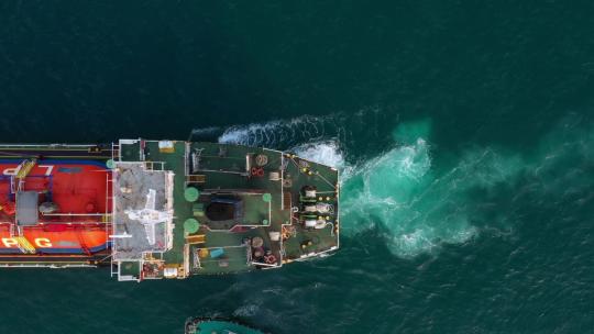 航拍海上油轮将原油运输到炼油厂