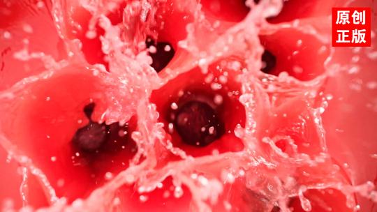 新鲜杨梅杨梅汁落水掉入水中