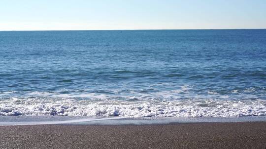 海边海浪拍打着沙滩