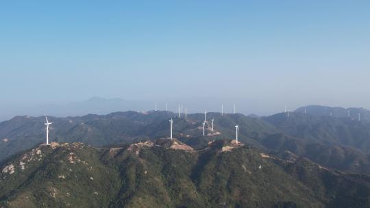 山上的发电风车航拍