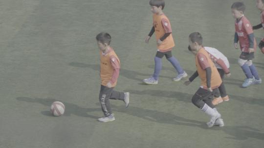 成都西村大院孩子踢足球运动