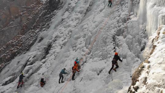 四姑娘山双桥沟景区冰瀑上的攀冰运动爱好者