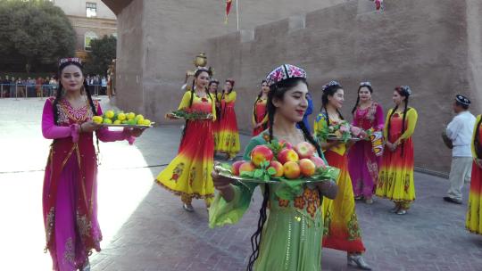 新疆喀什古镇下的人们载歌载舞
