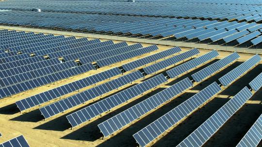莫哈韦太阳能电池板领域的空中升起，加利福尼亚州电池，可再生概念