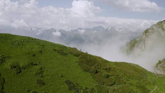 无人机拍摄大雾天的山景