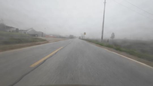 大雾天开车行驶在乡间道路第一视角