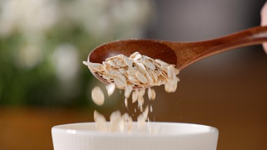 燕麦片下落牛奶燕麦饮品早餐燕麦片营养谷物