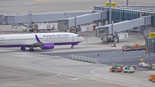乌鲁木齐航空飞机在浦东机场跑道滑行视频素材模板下载
