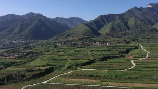 秦岭下绿色山峰村庄