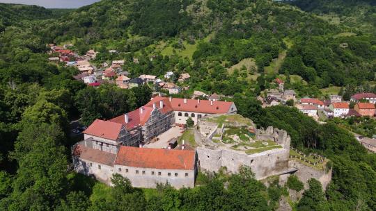 斯洛伐克莫德里·卡门镇城堡的鸟瞰图高清在线视频素材下载