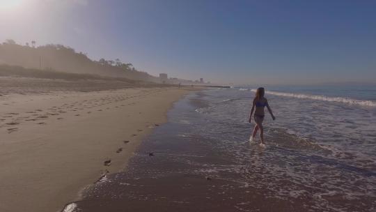 女人走在沙滩上视频素材模板下载