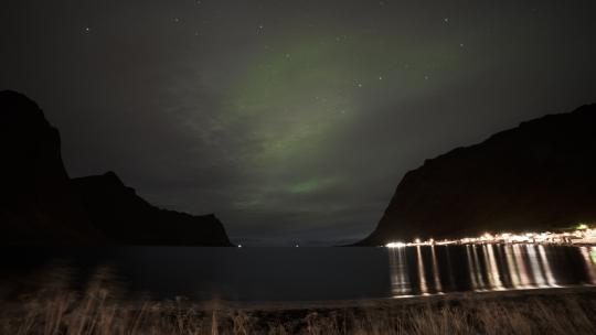 北极光在挪威高山湖泊延时摄影4K