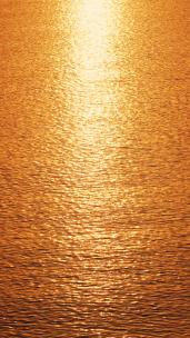 日出时分波光粼粼的金色海面