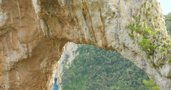 Arco Naturale——意大利卡普里岛东海岸的一座天然拱门——向下倾斜