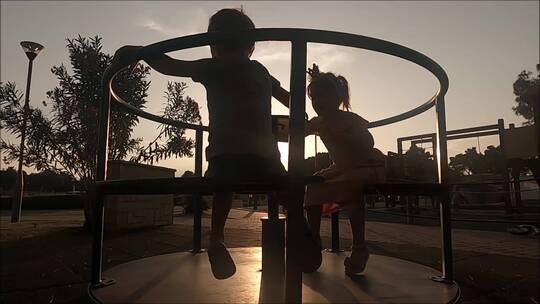 日落时，孩子们在公园玩耍