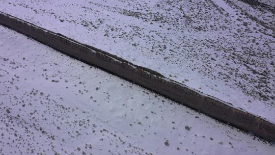 俯拍嘉峪关明长城敌台雪景