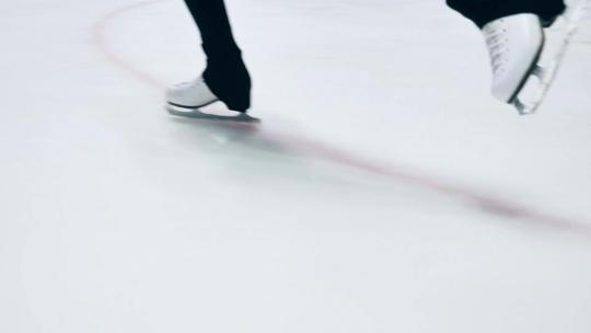 冰场上冰刀滑冰特写