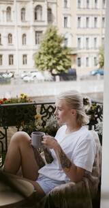 竖屏一个在阳台上喝咖啡的女人