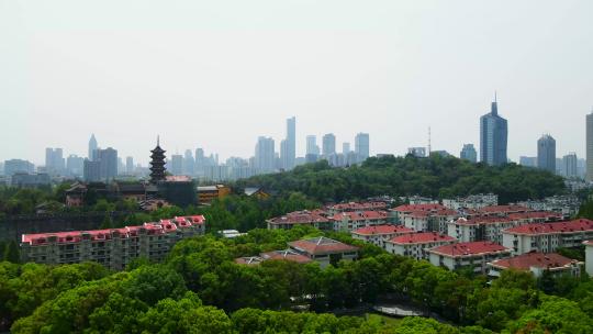 4k 航拍南京明城墙边的鸡鸣寺古建筑