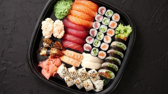 甜点下日本美食美味寿司船