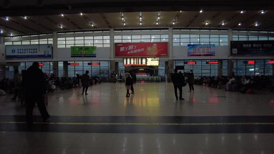 义乌高铁站晚上等车的人中轴大全