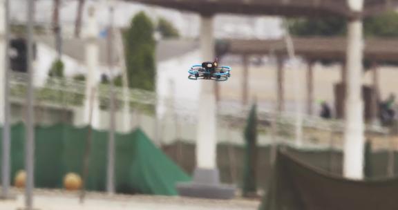无人机在城市中移动时的跟踪镜头