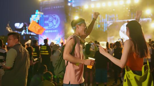 音乐节喝酒跳舞的年轻人视频素材模板下载