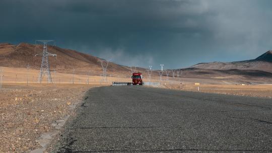 西藏旅游风光乌云笼罩219国道物流货运卡车