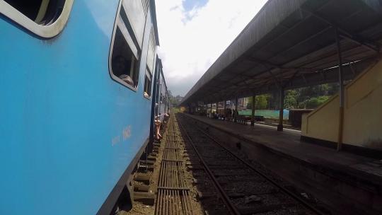 斯里兰卡网红小火车通过老式车站视频素材模板下载