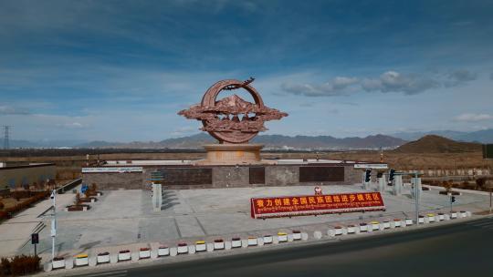 西藏旅游风光日喀则珠穆朗玛峰雕塑