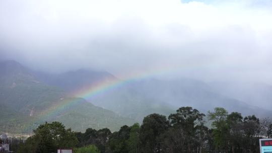 彩虹下雨雨季大山青山森林树林云南大理