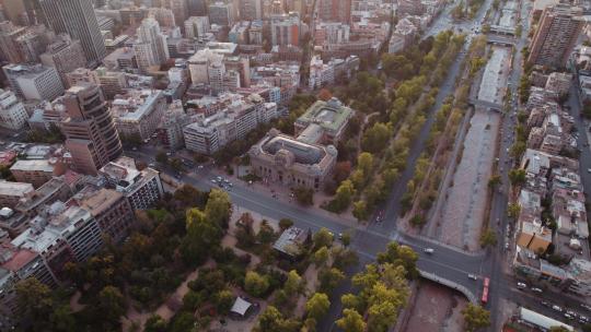 智利圣地亚哥国家博物馆和城市景观的天线。