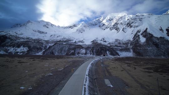 西藏派墨公路雪山山峦道路航拍