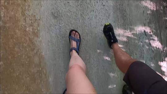 一个男人和一个女人的脚在走路