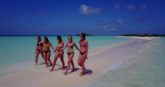 年轻的美女模特在度假，享受夏日白沙和蓝色背景下的海滩生活4K